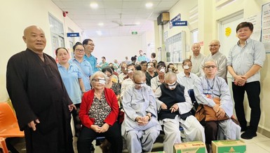 Tài trợ phẫu thuật mắt cho 71 bệnh nhân nghèo