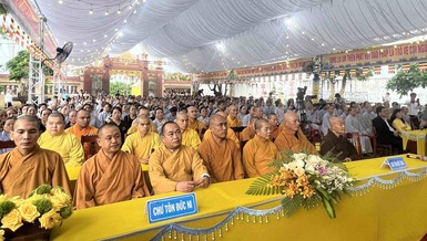 Chư tôn đức Tăng Ni, Phật tử, đại diện lãnh đạo tỉnh tham dự lễ khánh thành và bổ nhiệm trụ trì chùa Giác Sanh