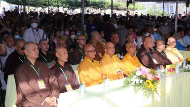 Chư tôn đức Tăng Ni, Phật tử tham gia chương trình buffet chay gây quỹ do Ban Kinh tế - Tài chính tổ chức