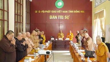 Thượng toạ Thích Huệ Khai chủ trì buổi họp của Ban Thường trực Ban Trị sự tỉnh - Ảnh: Bảo Quốc 