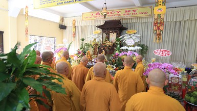 Chư tôn đức thắp nén tâm hương tưởng niệm cố Ni trưởng Thích nữ Như Ngộ tại chùa Thiên Phước