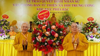 Hòa thượng Thích Thanh Nhiễu tặng lẵng hoa chúc mừng đến Hòa thượng Thích Quảng Tùng