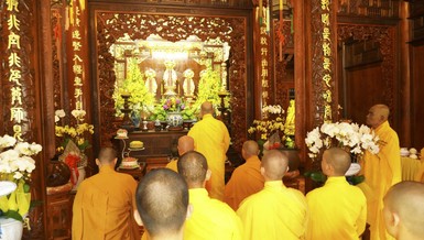 Chư tôn đức tưởng niệm Hòa thượng Thích Long Trí tại Tổ đường chùa Viên Giác - TP.Hội An