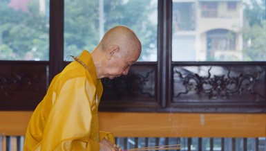 Đức Pháp chủ GHPGVN - Trưởng lão Hòa thượng Thích Trí Quảng niêm hương bạch Phật