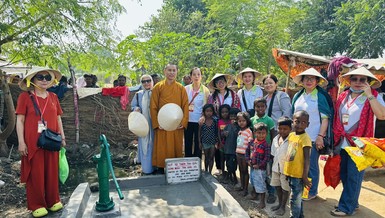 Người dân Ấn Độ trong ngày vui có giếng nước sạch cho sinh hoạt hàng ngày - Ảnh: T.G