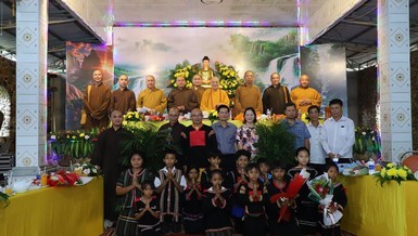  Chư tôn đức Ban Hướng dẫn Phật tử T.Ư cùng Phân ban Phật tử dân tộc T.Ư chụp ảnh lưu niệm cùng Phật tử địa phương