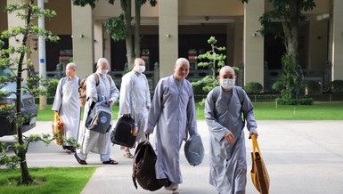 Từ 5 giờ 30 sáng nay, giới tử Ni đã có mặt làm thủ tục nhập chúng tại điểm truyền giới chùa Thanh Tâm