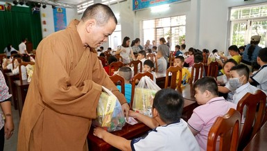 Thượng tọa Thích Thiện Thông trao quà đến các em tại Trường Nuôi dạy trẻ khuyết tật tỉnh Bến Tre
