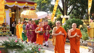 Chư Tăng đón đoàn cúng dường y Kathina 