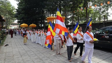 Phật tử nhiễu y cúng dường chư Tăng tại chùa Tam Phước