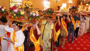 Phật tử nhiễu y cúng dường chư Tăng sau ba tháng An cư kiết hạ theo truyền thống