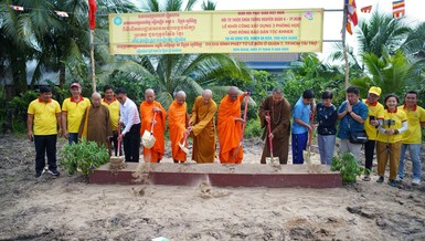 Chư tôn đức Ban Trị sự GHPGVN tỉnh Kiên Giang và Hội Từ thiện chùa Tường Nguyên thực hiện nghi thức khởi công xây dựng 3 phòng học