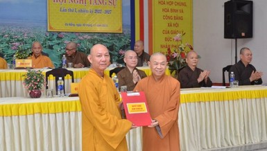 Hòa thượng Thích Từ Nghiêm - Trưởng ban Trị sự GHPGVN TP.Đà Nẵng trao quyết định đến Ban Tăng sự