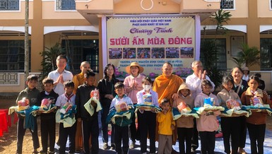 Tịnh xá Ngọc Lai, tịnh xá Ngọc Nguyên và đoàn từ thiện trao quà từ thiện đến học sinh trên địa bàn H.Ia Grai