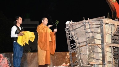 Sái tịnh tại công trình rót đồng chùa Linh Quang