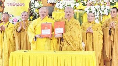 Đại diện Ban Trị sự Phật giáo tỉnh Quảng Nam và Ban Trị sự Phật giáo tỉnh Thanh Hóa ký kết bản ghi nhớ hợp tác