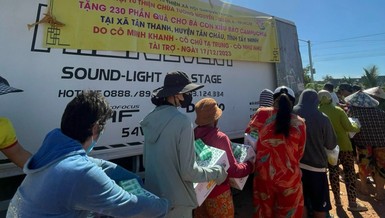 Trao quà đến bà con kiều bào tỉnh Tây Ninh