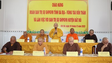 Thượng tọa Thích Nhuận Nghĩa phát biểu tại buổi làm việc với Ban Trị sự H.Đất Đỏ