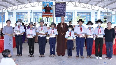 Hòa thượng Thích Chơn Không đại diện Ban Hướng dẫn Phật tử TP.HCM và chùa Thiên Tôn trao quà, học bổng cho học sinh