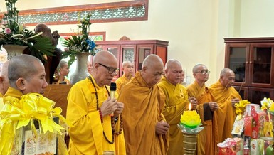 Chư tôn đức dâng nén tâm hương tưởng niệm, tri ân công đức của Trưởng lão Hòa thượng Thích Đồng Huy