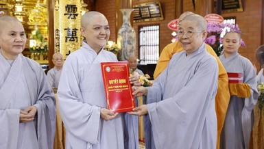 Ni trưởng Thích nữ Nhật Khương trao quyết định đến Ni sư Thích nữ Hương Nhũ - Ảnh: Tâm Giang