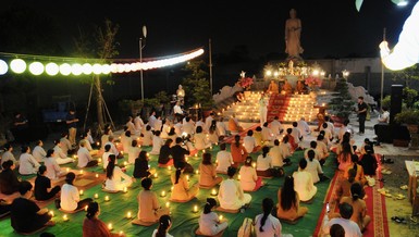 Phật tử thành tâm dâng hoa đăng Khánh mừng Đức Phật A Di Đà