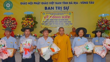 Các huynh trưởng nhận Bằng công đức của Ban Trị sự GHPGVN tỉnh