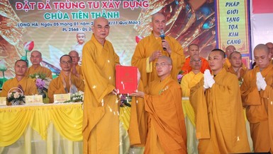 Thượng tọa Thích Tỉnh Cường trao quyết định trụ trì chùa Tiên Thành đến Đại đức Thích Minh Đạt