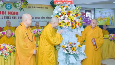 Hòa thượng Thích Thiện Pháp tặng lẵng hoa của Ban Thường trực Hội đồng Trị sự GHPGVN