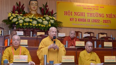 Trưởng lão Hòa thượng Thích Thiện Nhơn lấy ý kiến biểu quyết của đại biểu thông qua nghị quyết - Ảnh: Bảo Toàn/ BGN