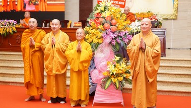 Hòa thượng Thích Lệ Trang tặng lẵng hoa chúc mừng của Ban Thường trực Ban Trị sự GHPGVN TP.HCM