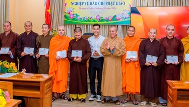 Thượng tọa Thích Giác Nghi trao chứng nhận cho các học viên tham gia khóa học - Ảnh: PGBL