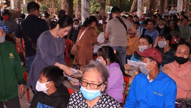 Các Phật tử chùa Thanh Long 2 trao quà Tết đến bà con xã Tóc Tiên