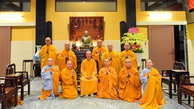  Chư tôn đức Ban Giáo dục Phật giáo TP.HCM chụp ảnh lưu niệm cùng Đức Pháp chủ GHPGVN tại chùa Huê Nghiêm - Ảnh: C.Minh