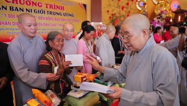 Ni trưởng Thích nữ Nhật Khương trao quà Tết đến những gia đình đồng bào S'Tiêng khó khăn