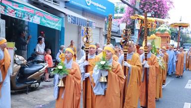 Môn đồ pháp quyến cung thỉnh kim quan Ni trưởng Thích nữ Như Chơn đến nơi trà-tỳ