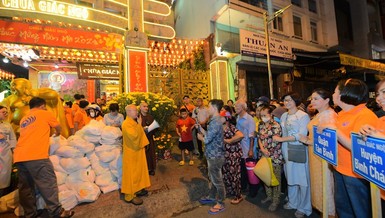 Thượng tọa Thích Nhật Từ động viên bà con vượt qua khó khăn và chúc Tết an lành