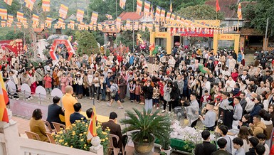  Đông đảo người dân đến chùa lễ Phật đầu năm