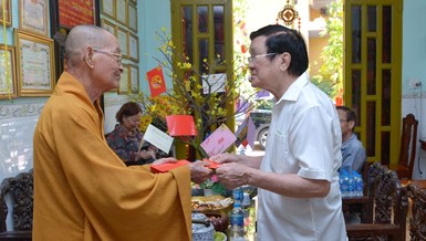 Trưởng lão Hòa thượng Thích Huệ Văn trao lộc chúc xuân đến nguyên Chủ tịch nước Trương Tấn Sang - Ảnh: Bảo Toàn/BGN