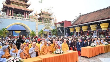 Chư tôn đức Tăng Ni, Phật tử tham dự khai mạc hội Xuân Giáp Thìn và tưởng niệm Thánh Tổ Non Đông
