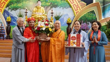 Hòa thượng Thích Bảo Nghiêm trao hoa chúc thọ