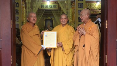 Đại đức Thích Lệ Duyên trao quyết định bổ nhiệm trụ trì chùa Long Nghĩa đến Đại đức Thích Bửu Thiện
