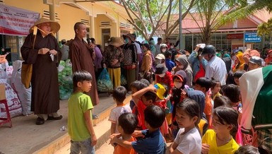 Đoàn từ thiện trao quà đến bà con H.Ea Sup