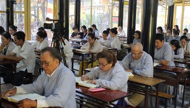 Các Phật tử tham gia khóa học "Vi diệu pháp" tại thiền viện Phước Sơn