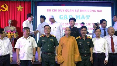 Chụp ảnh lưu niệm nhân buổi họp mặt