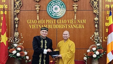 Đại sứ Cộng hòa Kazakhstan tại Việt Nam Kanat Tumysh và Thượng tọa Thích Đức Thiện