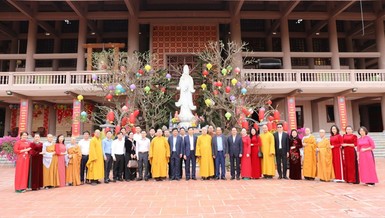 Phái đoàn chụp ảnh lưu niệm trước chùa Linh Quang