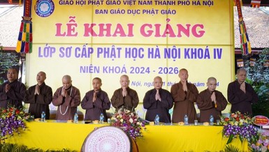 Chư tôn đức chứng minh lễ khai giảng Lớp Sơ cấp Phật học khóa IV