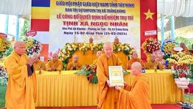 Hòa thượng Thích Niệm Thới trao quyết định bổ nhiệm trụ trì tịnh xá Ngọc Nhân