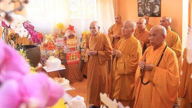 Chư tôn đức Ban Trị sự Phật giáo tỉnh thắp hương tưởng niệm Đại tường Ni trưởng Thích nữ Như Vân